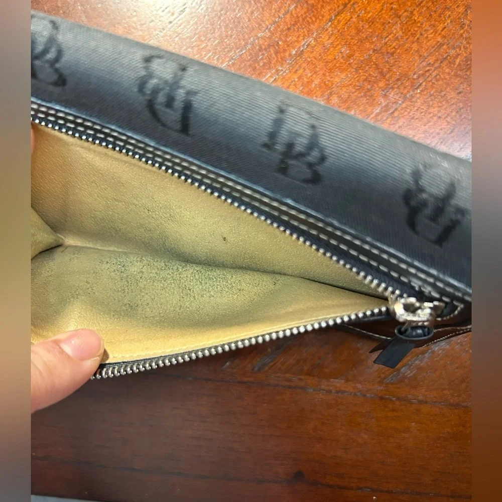 Dooney & Bourke Black Logo Fold Wallet It has a small detail on the inside